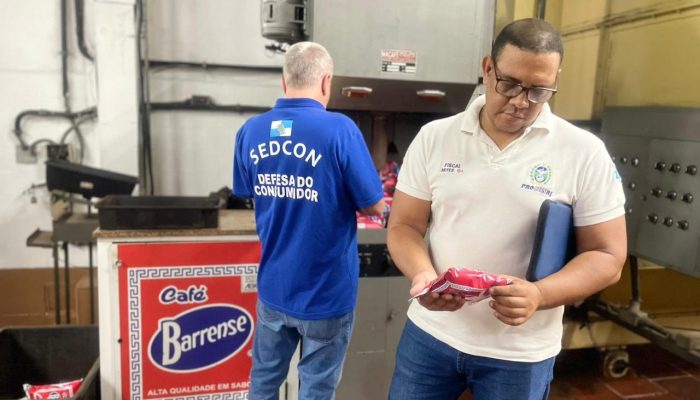 Fiscais analisam produtos na fábrica, localizada no bairro de Santana, em Barra do Piraí. Foto: Divulgação.