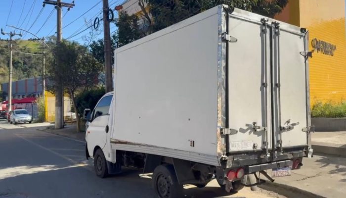 Assaltantes abandonaram a caminhonete baú utilizada para transportar a carga roubada e fugiram armados para uma área de mata. Foto: Divulgação