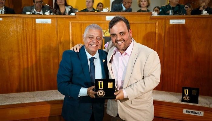 Vereador Simar entrega a horaria ao diretor Gustavo de Paiva