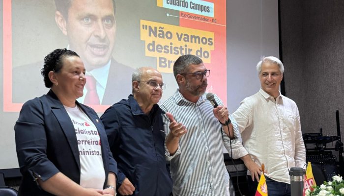 A vereadora Gisele Klingler, deputado federal Bandeira de Melo, deputado estadual Jari e o presidente estadual do PSB-RJ, Alessandro Molon (Foto - Divulgação)