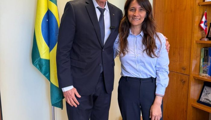 Katia Miki com o deputado federal Marcelo Crivella, autor do projeto. Foto: Divulgação.