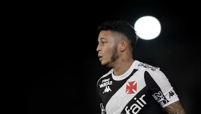 Adson em ação pelo Vasco no Brasileirão — Foto: Thiago Ribeiro/AGIF