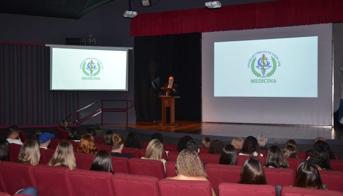 Reitor do UGB e coordenador do curso de Medicina, Dr. Francisco Sampaio fala durante a solenidade de abertura