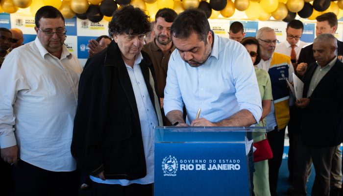 Governador Cláudio Castro assina o termo de convênio observado pelo prefeito Neto e o deputado estadual Munir Neto - Foto de Cris Oliveira – Secom/PMVR.