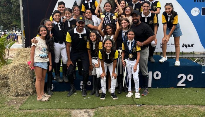 Equipe comemora o grande feito no pódio da competição  - Fotos: Divulgação – Secom/PMVR