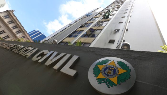 Ação da Polícia Civil desmonta esquema criminoso que invadia sistemas oficiais para ocultar mandados de prisão e outras medidas judiciais. (Divulgação PCERJ)